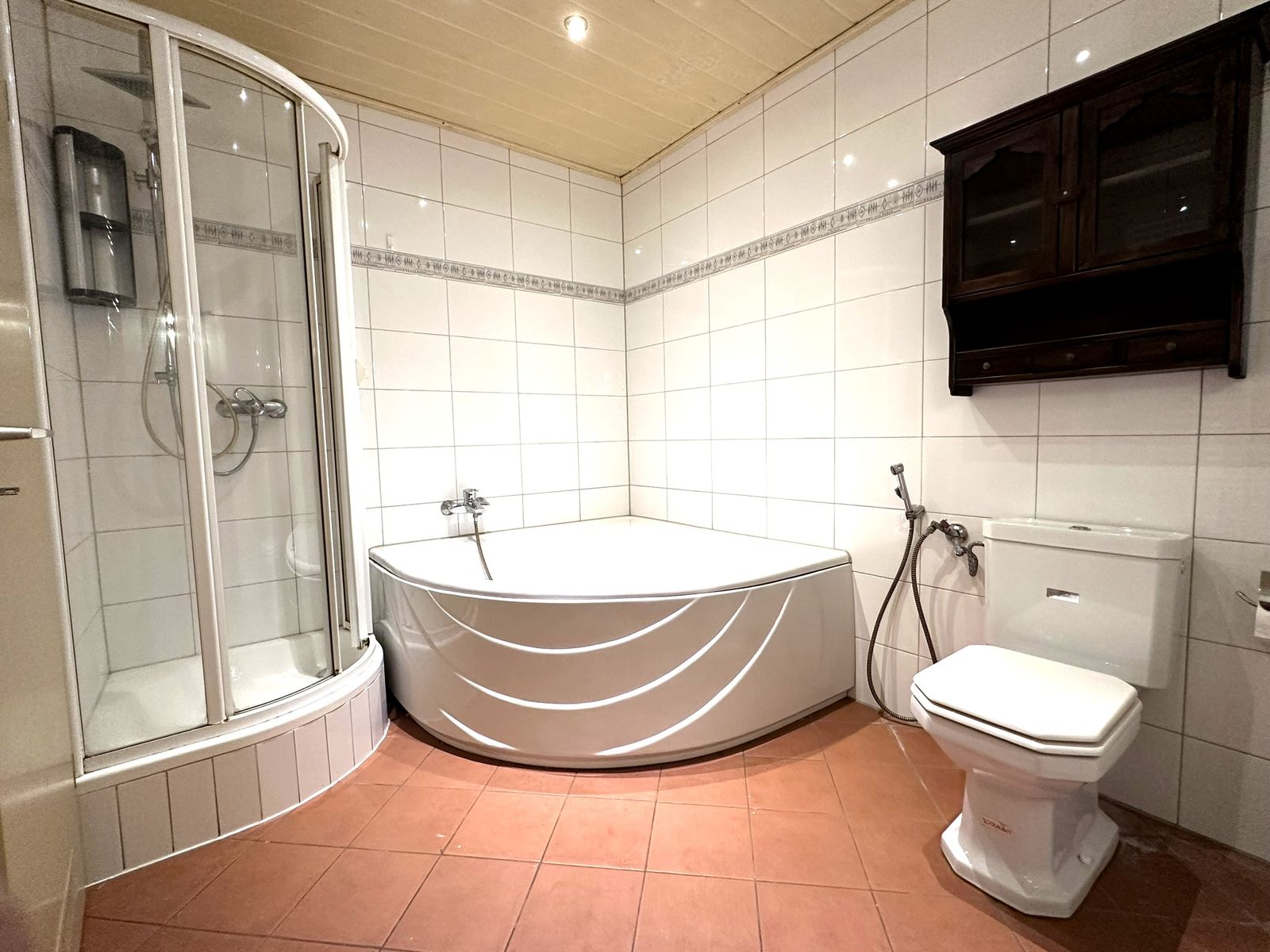 Badezimmer mit Dusche und Wanne – Monteurhaus für Wörth