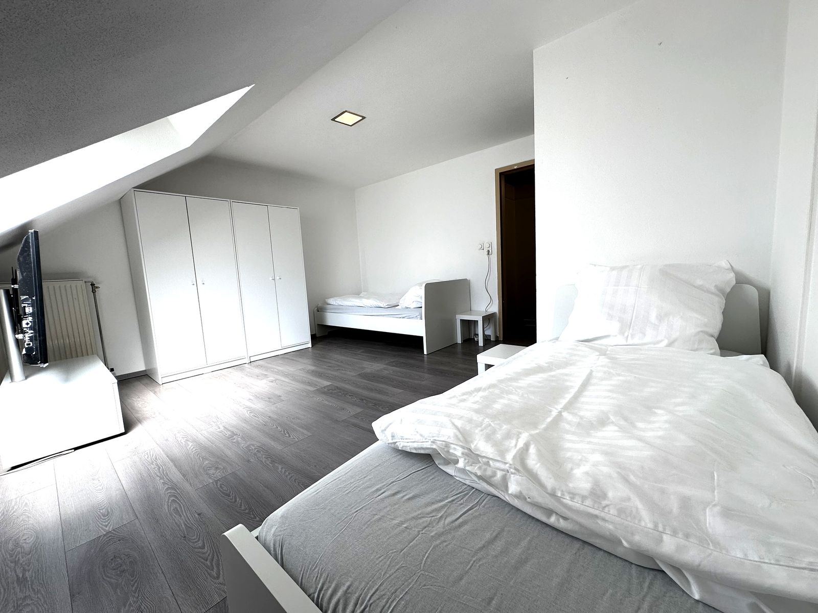 Schlafzimmer mit Einzelbetten – Monteurzimmer für Wörth